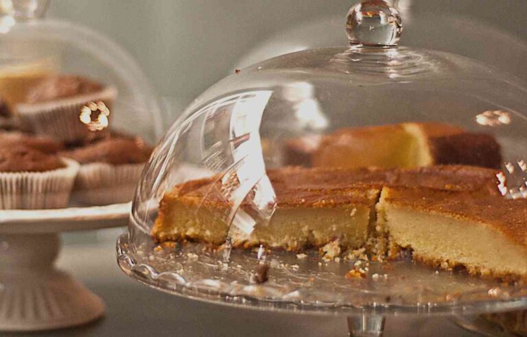 Do Cake Stands Keep Cakes Fresh
