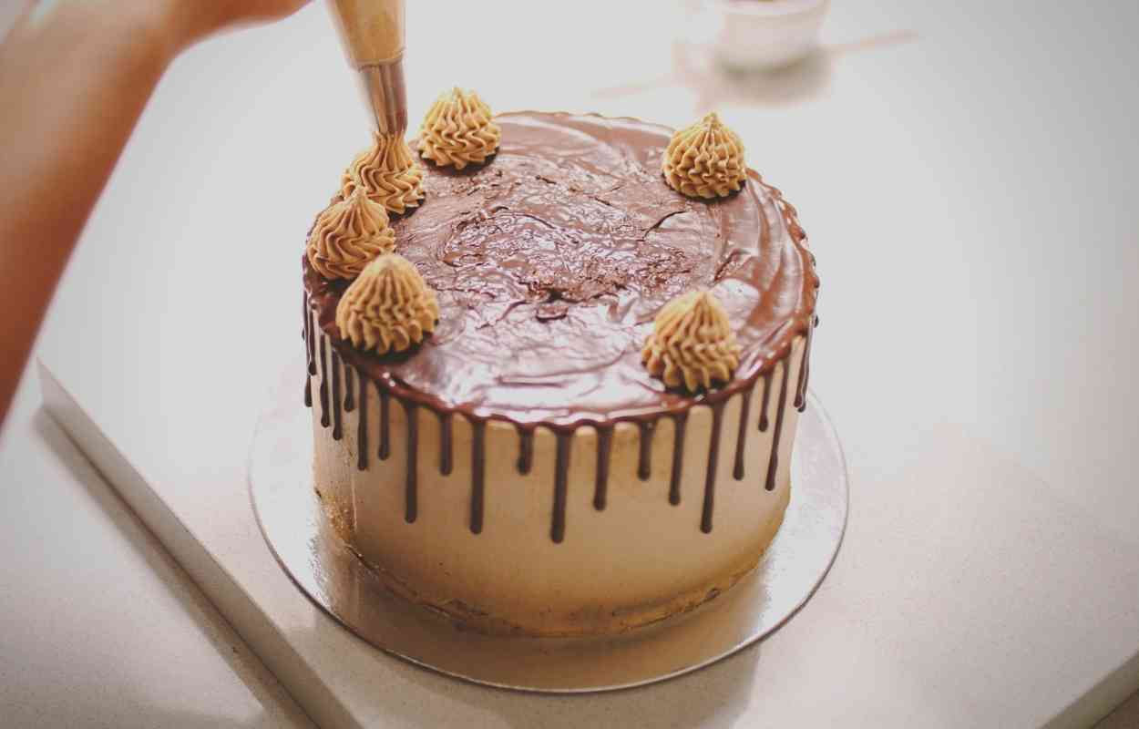 How Long Will a Decorated Cake Stay Fresh? KitchenMince