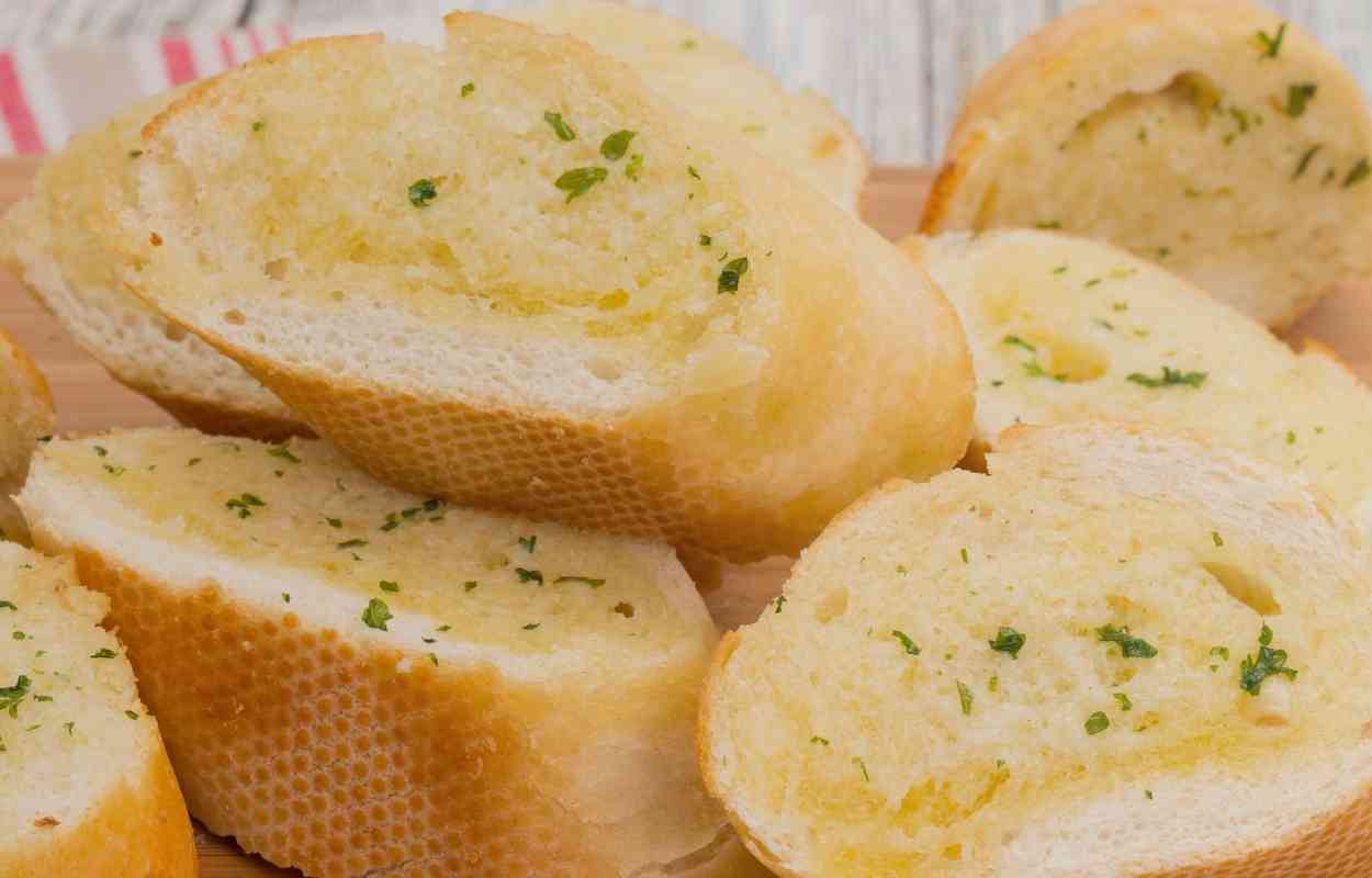 How to Keep Garlic Bread Warm? KitchenMince