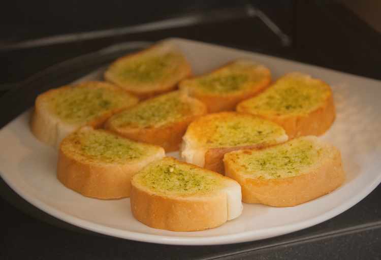 What's The Best Way To Reheat Garlic Bread